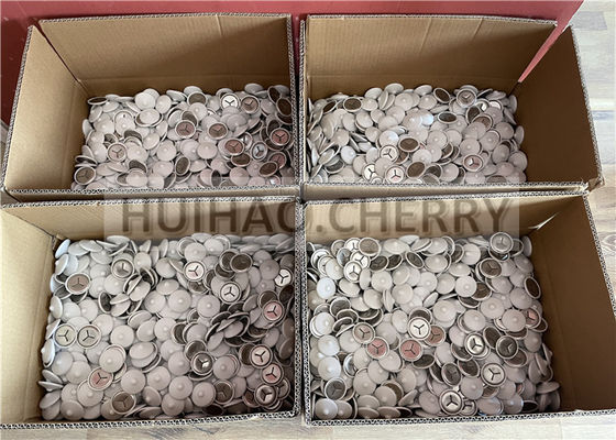 সাদা পলিক্যাপ সহ 304 গ্রেড স্টেইনলেস স্টিল সাউন্ড ইনসুলেশন ক্লিপ, 38 মিমি সিডি ওয়েল্ড পিনে মাউন্ট করা হয়েছে