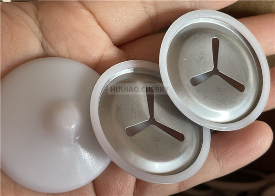 সাদা পলিক্যাপ সহ 304 গ্রেড স্টেইনলেস স্টিল সাউন্ড ইনসুলেশন ক্লিপ, 38 মিমি সিডি ওয়েল্ড পিনে মাউন্ট করা হয়েছে